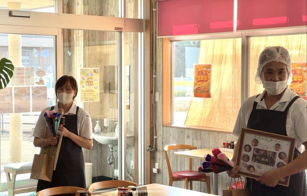 記念品を受け取ったお二方