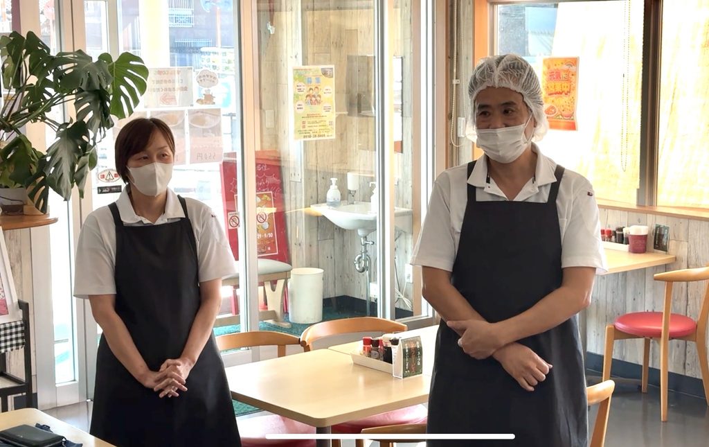 お別れ会で並んで立つ芝店長と堀本さん